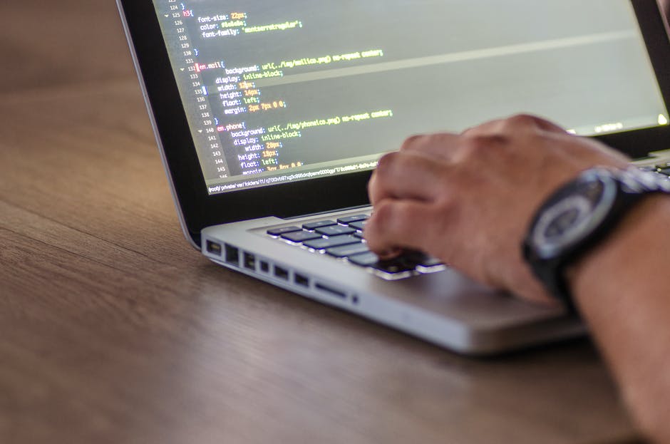 Écran d'ordinateur avec du code