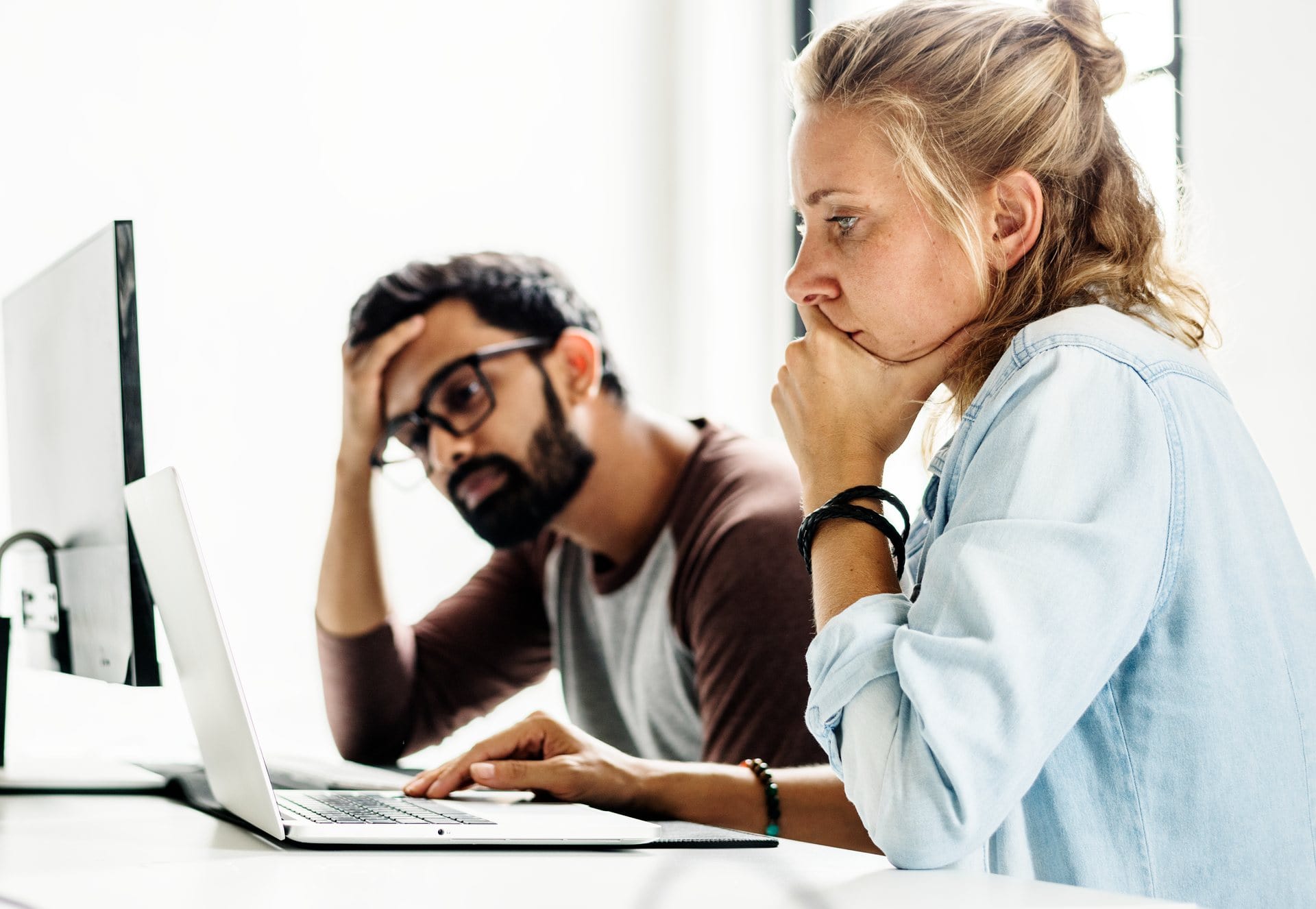 Deux collaborateurs dépassés devant leur écran