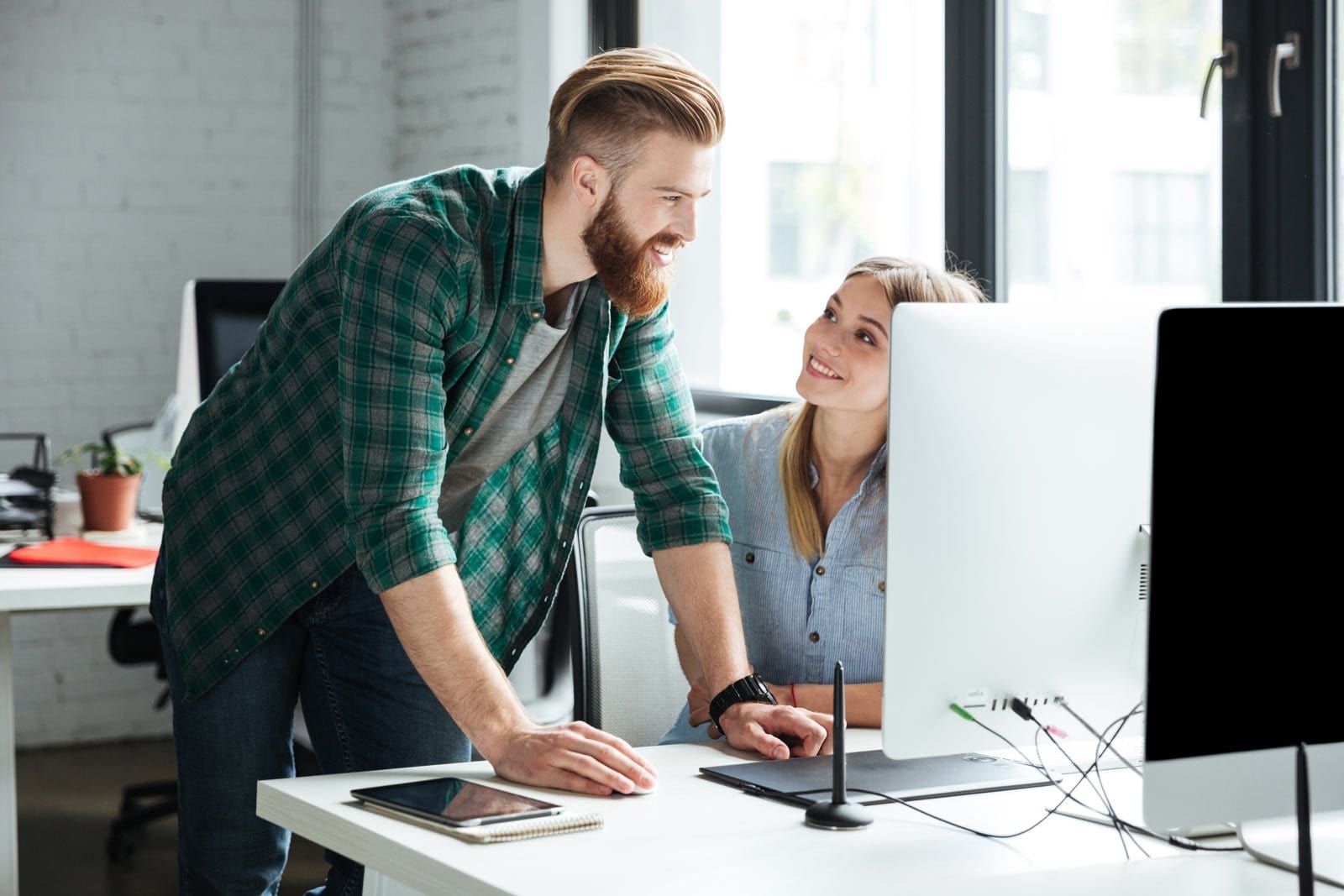 Deux collègues concentrés au bureau