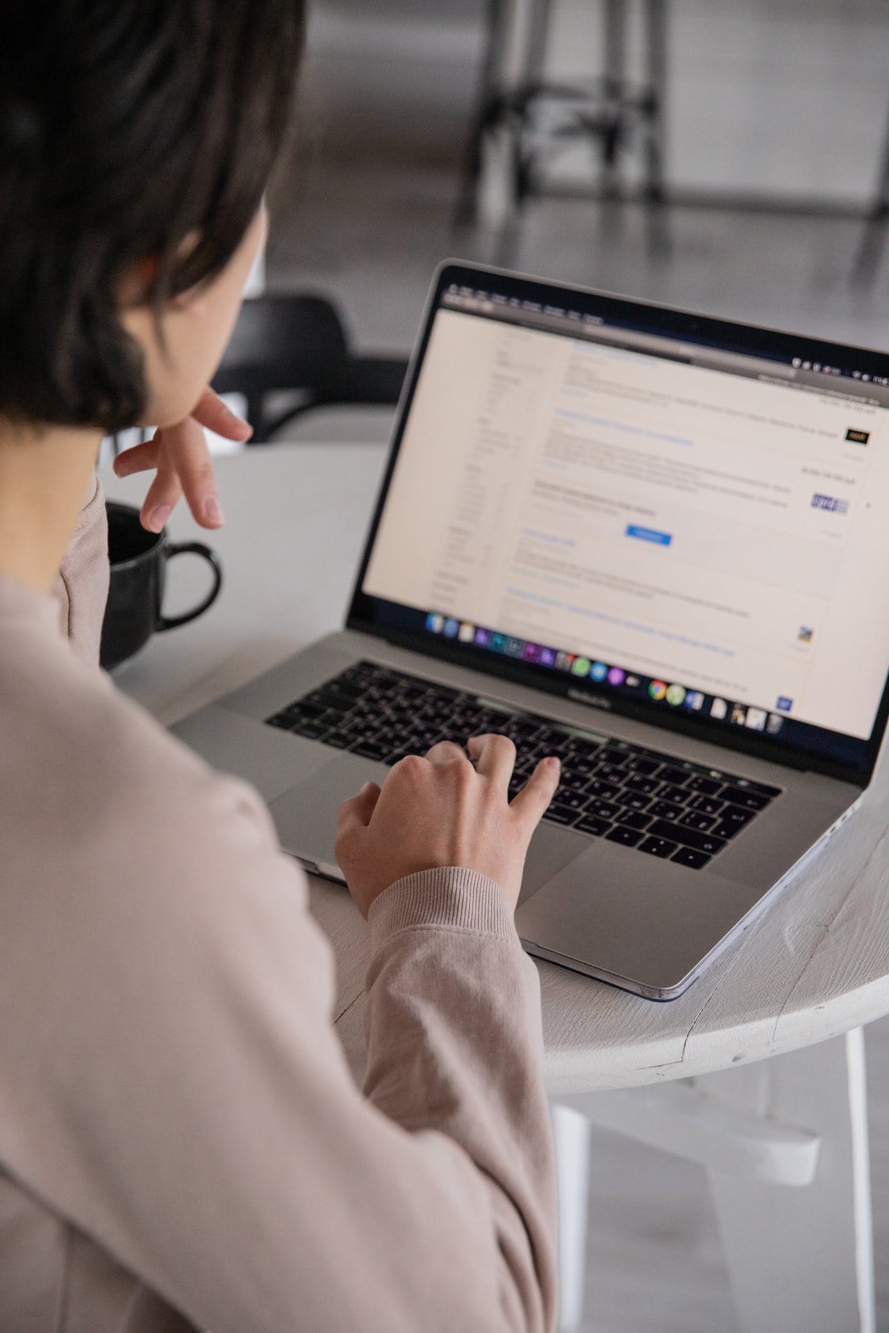 Personne travaillant sur un site web
