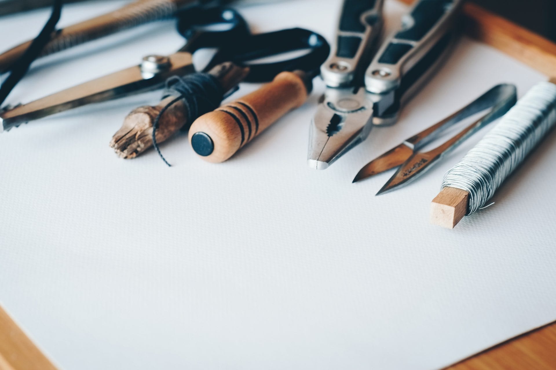 Outils de travail sur un établi
